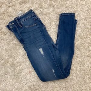 Ripped petite Hollister jeans, like new